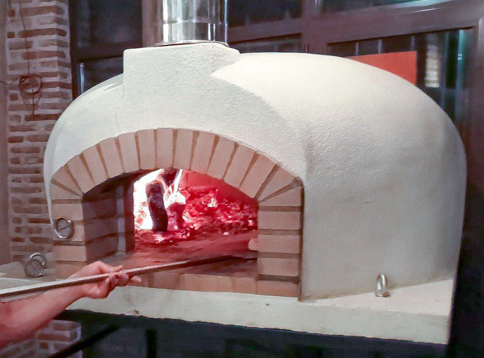 Photo de cuisinier en train de cuisiner pizza