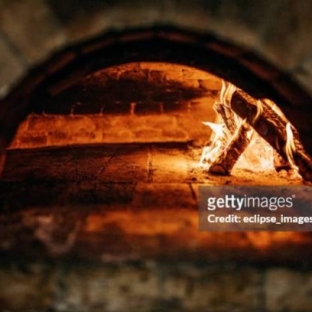 Les avantages de la cuisson au feu de bois dans un four traditionnel